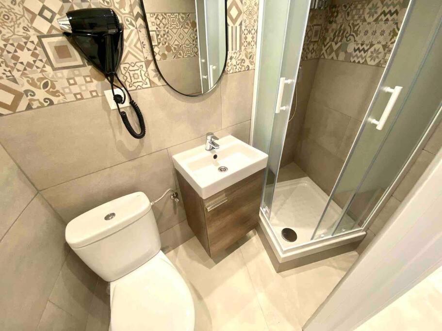הוספיטלט דה יוברגאט Apartamentos Con Bano Privado Frente Al Metro L5 Barcelona-Hospitalet מראה חיצוני תמונה